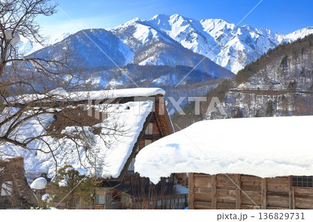 【岐阜県】快晴の白川郷の雪景色と白山連峰 136829731