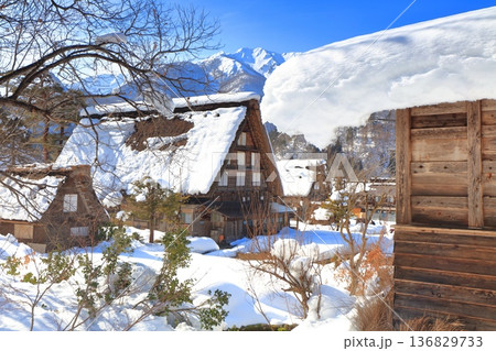 【岐阜県】快晴の白川郷の雪景色と白山連峰 136829733