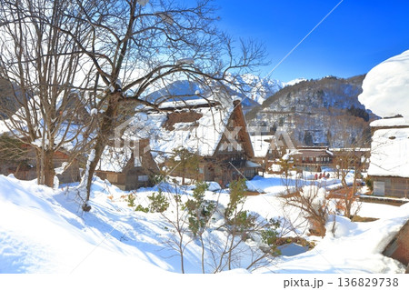 【岐阜県】快晴の白川郷の雪景色と白山連峰 【岐阜県】快晴の白川郷の雪景色と白山連峰 136829738