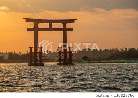 浜松市の日の入り前の弁天島の赤い鳥居の風景(静岡県) 136829760