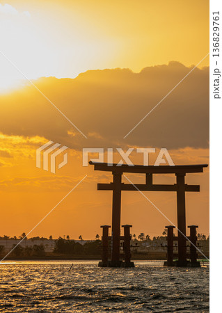 浜松市の日の入り前の弁天島の赤い鳥居の風景(静岡県) 136829761