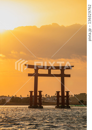 浜松市の日の入り前の弁天島の赤い鳥居の風景(静岡県) 浜松市の日の入り前の弁天島の赤い鳥居の風景(静岡県) 136829762