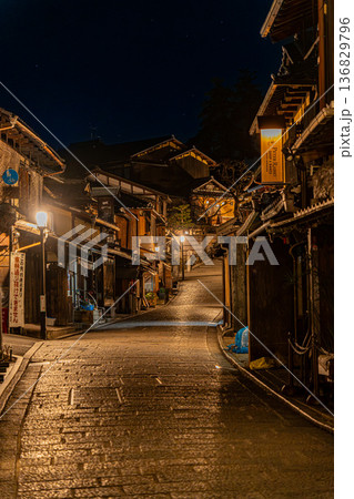 京都　東山　清水寺　二年坂の風景 136829796