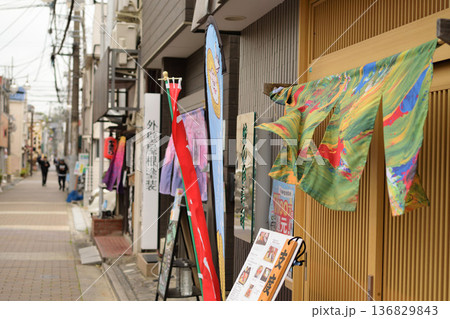 路地の店先に揺れるカラフルなのれんと商店街の風景 136829843