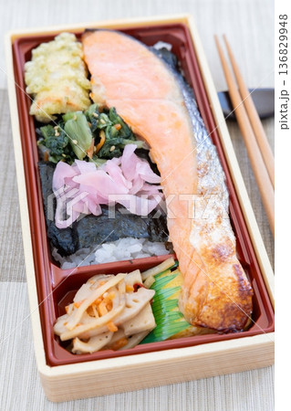 おいしい銀鮭西京焼き海苔弁当 136829948