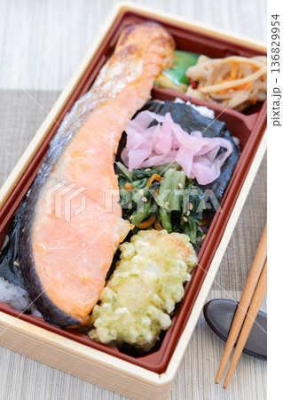 おいしい銀鮭西京焼き海苔弁当 136829954