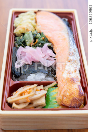 おいしい銀鮭西京焼き海苔弁当 136829965