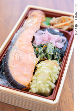 おいしい銀鮭西京焼き海苔弁当 おいしい銀鮭西京焼き海苔弁当 136829966