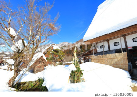 【岐阜県】快晴の白川郷の明善寺庫裡の雪景色(明善寺郷土館) 【岐阜県】快晴の白川郷の明善寺庫裡の雪景色(明善寺郷土館) 136830009