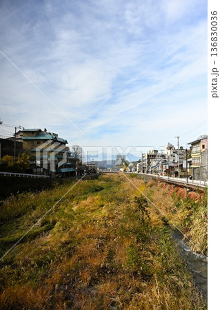 渋温泉の石畳通りの秋の街並み（長野県山ノ内町） 136830036