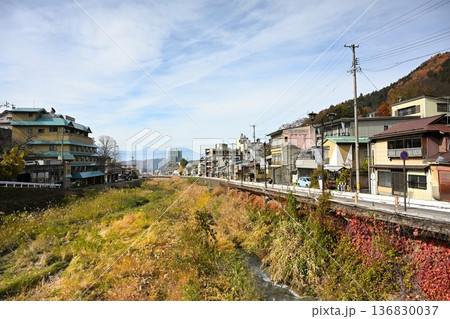 渋温泉の石畳通りの秋の街並み（長野県山ノ内町） 136830037