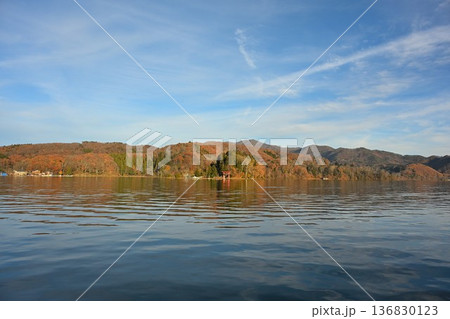 紅葉に彩られた野尻湖の湖畔風景（長野県信濃町） 136830123