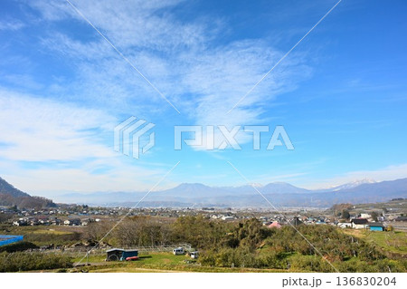 山並みと平野に広がる朝靄の風景(長野県) 山並みと平野に広がる朝靄の風景(長野県) 136830204