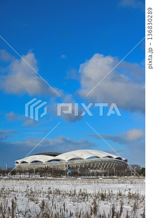 雪景色のビッグスワンスタジアム（新潟県新潟市） 136830289