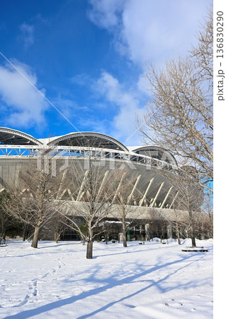 雪景色のビッグスワンスタジアム（新潟県新潟市） 136830290