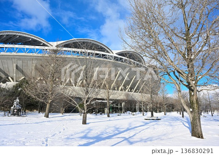 雪景色のビッグスワンスタジアム（新潟県新潟市） 136830291