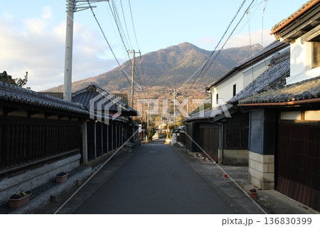筑波山を望む神郡集落の歴史的な街並み 136830399
