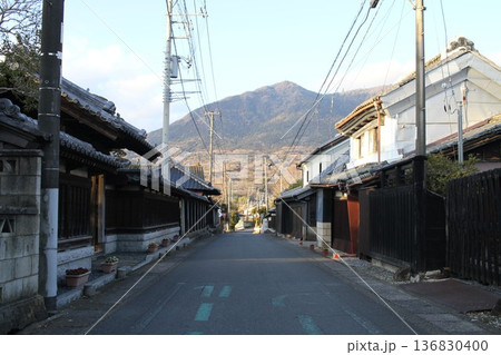 筑波山へ続くのどかな田舎道と古い集落の風景 筑波山へ続くのどかな田舎道と古い集落の風景 136830400