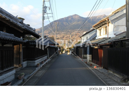 冬の青空に映える筑波山と神郡の古い町並み 冬の青空に映える筑波山と神郡の古い町並み 136830401