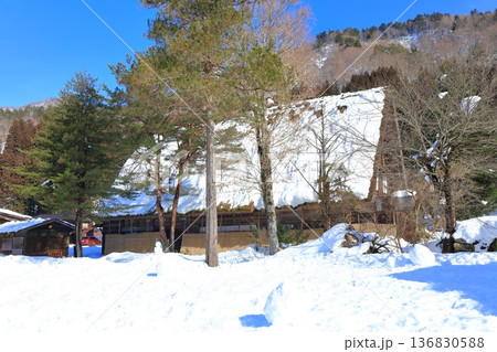 【岐阜県】快晴の白川郷の雪景色（長瀬家） 136830588