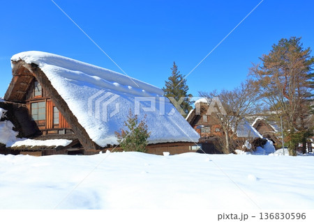 【岐阜県】快晴の白川郷の雪景色 136830596