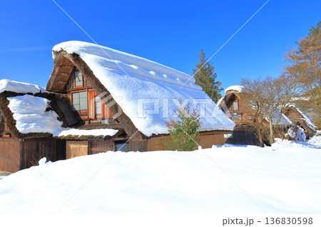 【岐阜県】快晴の白川郷の雪景色 【岐阜県】快晴の白川郷の雪景色 136830598