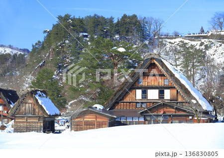【岐阜県】快晴の白川郷の雪景色（和田家） 136830805