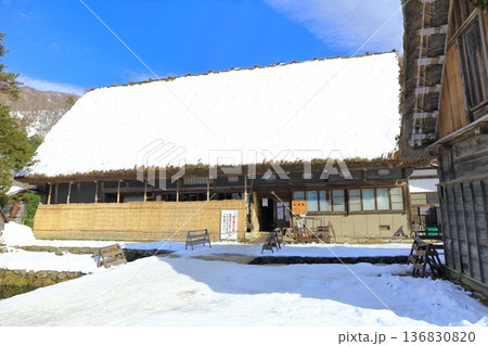 【岐阜県】快晴の白川郷の雪景色（和田家） 136830820