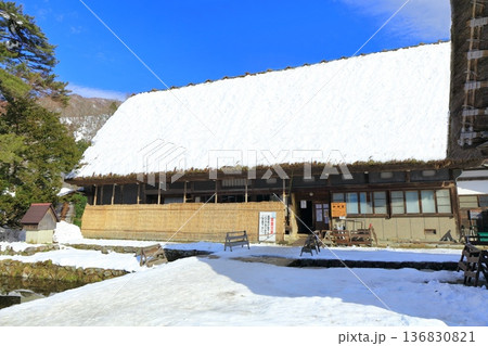 【岐阜県】快晴の白川郷の雪景色(和田家) 【岐阜県】快晴の白川郷の雪景色(和田家) 136830821