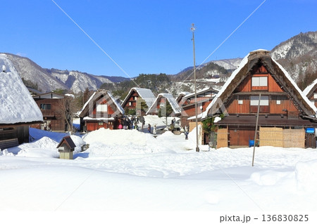 【岐阜県】快晴の白川郷の雪景色 【岐阜県】快晴の白川郷の雪景色 136830825