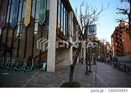 夕暮れの赤坂駅前　東京 136830843