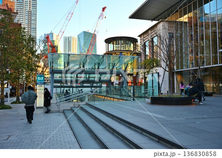 夕暮れの赤坂駅前　東京 136830858