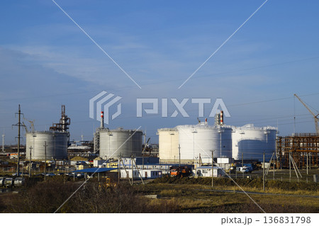 Refinery. Reservoirs for storage of refinery products. Rectification columns. 136831798
