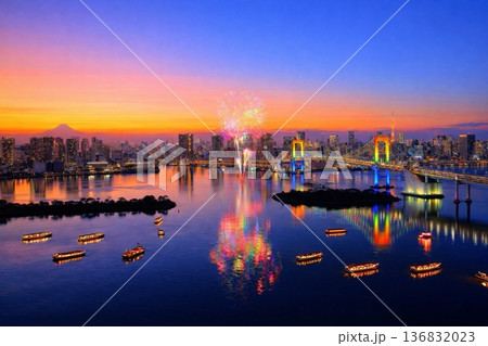 お台場海浜公園とレインボーブリッジのライトアップ　打ち上げ花火　富士山 136832023