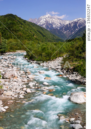 残雪の剱岳と早月川の新緑風景_縦 残雪の剱岳と早月川の新緑風景_縦 136832247