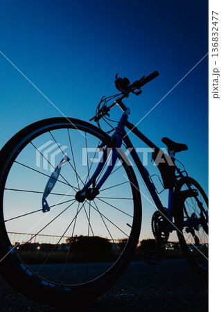 夕闇に佇む自転車のシルエット_縦 夕闇に佇む自転車のシルエット_縦 136832477