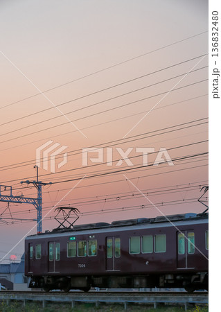 夕焼け空を走る阪急電車の風景_縦 136832480