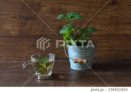 木材背景のガラスのティーカップに入れたミントティー 136832803