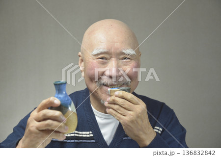 日本酒を笑顔で飲む老人 日本酒を笑顔で飲む老人 136832842