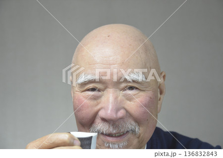 日本酒を笑顔で飲む老人 136832843