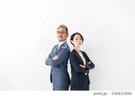 ビジネス　男女	 136832980