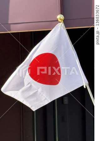 風にはためく日の丸 136833672