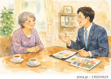 男性スタッフに相談する高齢女性 男性スタッフに相談する高齢女性 136834829