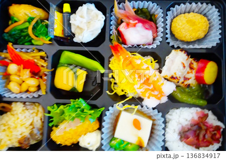 色とりどりの和食弁当 色とりどりの和食弁当 136834917