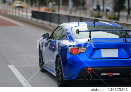 青い国産スポーツカー 136835268