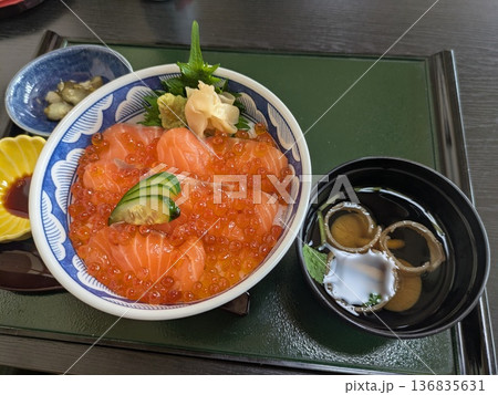新鮮でおいしいサーモンいくら丼 136835631