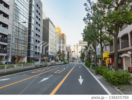 夕暮れ時の静かな都市の幹線道路 夕暮れ時の静かな都市の幹線道路 136835700