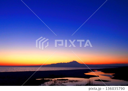 早朝の美保湾と大山 早朝の美保湾と大山 136835790