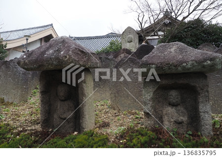 奈良元興寺の石仏 136835795