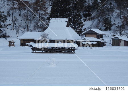 雪の美山のかやぶき屋根の民家 雪の美山のかやぶき屋根の民家 136835801